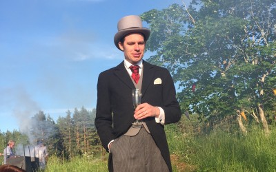 Brudgummen minglar